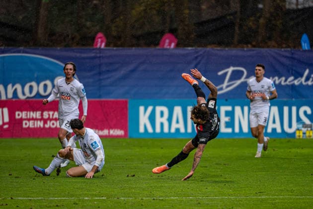 3 Bundesliga Viktoria Köln SSV Ulm 1846 Fußball, 17 Spieltag, am 06 12 2025 Max Brandt SSV Ulm 1846, 23 , Lukas Mazagg SSV Ulm 1846, 27 , Tobias Eisenhuth Viktoria Köln, 6 , Niklas Kölle SSV Ulm 1846, 32 , 3 Soccer Bundesliga Viktoria Köln SSV Ulm 1846 Soccer, 17 Matchday, on 06 12 2025, Sportpark Höhenberg DFB REGULATIONS PROHIBIT ANY USE OF PHOTOGRAPHS AS IMAGE SEQUENCES AND OR QUASI VIDEO Copyright: xBEAUTIFULxSPORTS Erlhofx