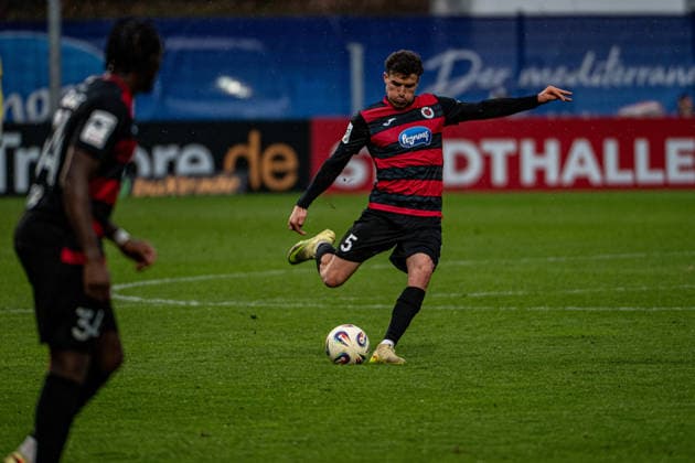 3 Soccer Bundesliga Viktoria Köln SSV Ulm 1846 Fußball, 17 Spieltag, am 06 12 2025 Leonhard Münster Viktoria Köln, 5 , 3 Soccer Bundesliga Viktoria Köln SSV Ulm 1846 Fußball, 17 Spieltag, am 06 12 2025, Sportpark Höhenberg DFB REGULATIONS PROHIBIT ANY USE OF PHOTOGRAPHS AS IMAGE SEQUENCES AND OR QUASI VIDEO Copyright: xBEAUTIFULxSPORTS Erlhofx