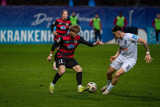 3 Soccer Bundesliga Viktoria Köln SSV Ulm 1846 Soccer, 17 Matchday, on 06 12 2025 Robin Velasco Viktoria Köln, 11 , Niklas Kölle SSV Ulm 1846, 32 , 3 Soccer Bundesliga Viktoria Köln SSV Ulm 1846 Soccer, 17 Matchday, on 06 12 2025, Sportpark Höhenberg DFB REGULATIONS PROHIBIT ANY USE OF PHOTOGRAPHS AS IMAGE SEQUENCES AND OR QUASI VIDEO Copyright: xBEAUTIFULxSPORTS Erlhofx