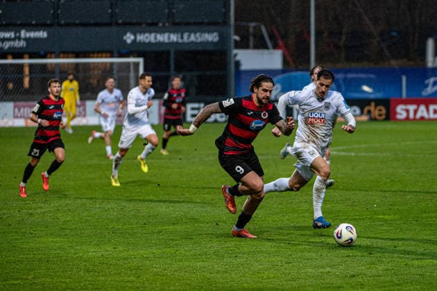 3 Soccer Bundesliga Viktoria Köln SSV Ulm 1846 Football, 17 Matchday, on 06 12 2025 Lex Tyger Lobinger Viktoria Köln, 9 , Lukas Mazagg SSV Ulm 1846, 27 , 3 Soccer Bundesliga Viktoria Köln SSV Ulm 1846 Football, 17 Matchday, on 06 12 2025, Sportpark Höhenberg DFB REGULATIONS PROHIBIT ANY USE OF PHOTOGRAPHS AS IMAGE SEQUENCES AND OR QUASI VIDEO Copyright: xBEAUTIFULxSPORTS Erlhofx