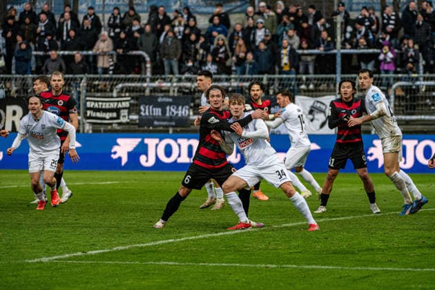 3 Soccer Bundesliga Viktoria Köln SSV Ulm 1846 Fußball, 17 Spieltag, am 06 12 2025 Tobias Eisenhuth Viktoria Köln, 6 , Jan Boller SSV Ulm 1846, 34 , 3 Soccer Bundesliga Viktoria Köln SSV Ulm 1846 Fußball, 17 Spieltag, am 06 12 2025, Sportpark Höhenberg DFB REGULATIONS PROHIBIT ANY USE OF PHOTOGRAPHS AS IMAGE SEQUENCES AND OR QUASI VIDEO Copyright: xBEAUTIFULxSPORTS Erlhofx