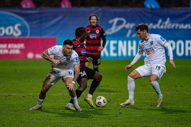 3 Fussball Bundesliga Viktoria Köln SSV Ulm 1846 Fußball, 17 Spieltag, am 06 12 2025 Niklas Kölle SSV Ulm 1846, 32 , Frank Ronstadt Viktoria Köln, 34 , Lex Tyger Lobinger Viktoria Köln, 9 , Jonathan Meier SSV Ulm 1846, 19 , 3 Soccer Bundesliga Viktoria Köln SSV Ulm 1846 Soccer, 17 Matchday, on 06 12 2025, Sportpark Höhenberg DFB REGULATIONS PROHIBIT ANY USE OF PHOTOGRAPHS AS IMAGE SEQUENCES AND OR QUASI VIDEO Copyright: xBEAUTIFULxSPORTS Erlhofx