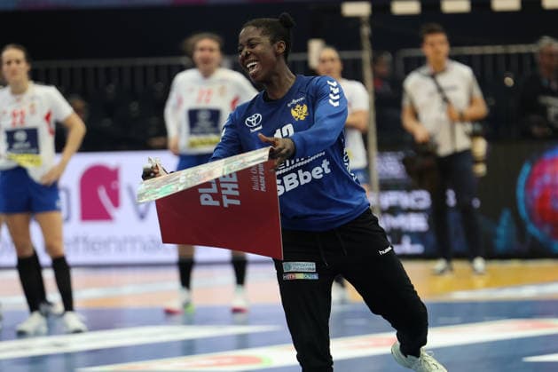 GER, Dortmund, 27th Wommens World Championship 2025, Main Round, Group II, 3 Round Round Montenegro MNE vs Serbia Serbia SRB 06 12 2025, Westfalenhalle, Dortmund, GER, Dortmund, 27th Wommens World Championship 2025, Main Round, Group II, 3 Round Round Montenegro MNE vs Serbia Serbia SRB , in the picture Player of the Match deserves Armelle Kelly ATTINGRE MNE 12 , nordphotoxGmbHx xMeuter nph00351