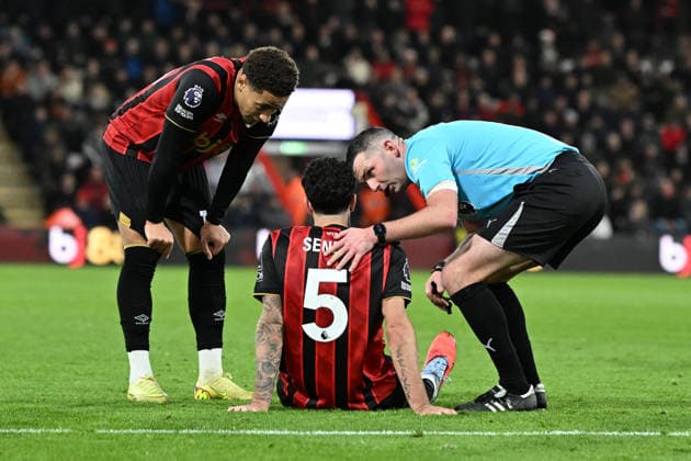 Bournemouth v Chelsea Premier League 06 12 2025. Marcos Senesi (5) of AFC Bournemouth down injured again during the Premier League match between Bournemouth and Chelsea at the Vitality Stadium, Bournemouth, England on 6 December 2025. Bournemouth Vitality Stadium Dorset England Editorial use only DataCo restrictions apply See www.football-dataco.com , Copyright: xGrahamxHuntx PSI-23351-0073