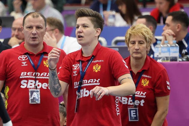 GER, Dortmund, 27th Wommens World Championship 2025, Main Round, Group II, 3 Round Round Montenegro MNE vs Serbia Serbia SRB 06 12 2025, Westfalenhalle, Dortmund, GER, Dortmund, 27th Wommens World Championship 2025, Main Round, Group II, 3 Round Round Montenegro MNE vs Serbia Serbia SRB , in the picture Suzana Lazovic Coach MNE , gets very upset, gestures, facial expressions, emotions, dissatisfied disappointed dejected, nordphotoxGmbHx xMeuter nph00351