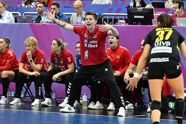 GER, Dortmund, 27th Wommens World Championship 2025, Main Round, Group II, 3 Round Round Montenegro MNE vs Serbia Serbia SRB 06 12 2025, Westfalenhalle, Dortmund, GER, Dortmund, 27th Wommens World Championship 2025, Main Round, Group II, 3 Round Round Montenegro MNE vs Serbia Serbia SRB , in the picture Suzana Lazovic Coach MNE , gets very upset, gestures, facial expressions, emotions, dissatisfied disappointed dejected, nordphotoxGmbHx xMeuter nph00351