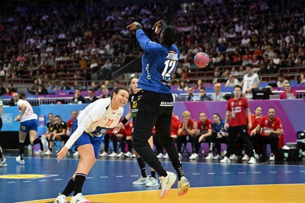 GER, Dortmund, 27th Wommens World Championship 2025, Main Round, Group II, 3 Round Round Montenegro MNE vs Serbia Serbia SRB 06 12 2025, Westfalenhalle, Dortmund, GER, Dortmund, 27th Wommens World Championship 2025, Main Round, Group II, 3 Round Round Montenegro MNE vs Serbia Serbia SRB , pictured Dragana Cvijić SRB 72 , fails against Armelle Kelly ATTINGRE MNE 12 , nordphotoxGmbHx xMeuter nph00351
