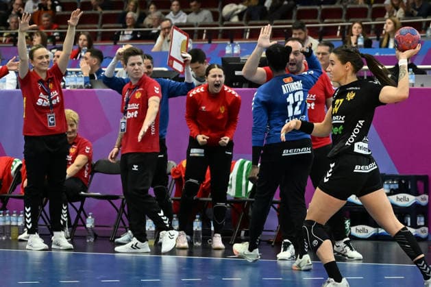 GER, Dortmund, 27th Wommens World Championship 2025, Main Round, Group II, 3 Round Round Montenegro MNE vs Serbia Serbia SRB 06 12 2025, Westfalenhalle, Dortmund, GER, Dortmund, 27th Wommens World Championship 2025, Main Round, Group II, 3 Round Round Montenegro MNE vs Serbia Serbia SRB , in the picture Armelle Kelly ATTINGRE MNE 12 , is happy about one of her many held balls with the bench nordphotoxGmbHx xMeuter nph00351