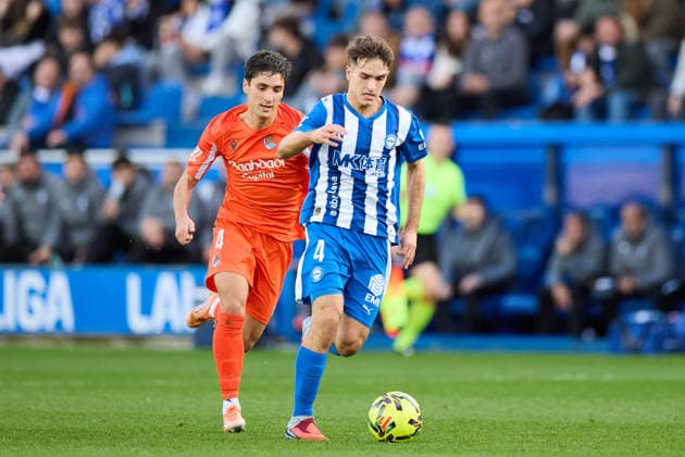 December 6, 2025, Vitoria, Alava, SPAIN: Jon Gorrotxategi Etxaniz of Real Sociedad competes for the ball with Denis Suarez of Deportivo Alaves during the LaLiga EA Sports match between Deportivo Alaves and Real Sociedad at Mendizorrotza on December 6, 2025, in Vitoria, Spain. Vitoria SPAIN - ZUMAa181 20251206_zaa_a181_182 Copyright: xRicardoxLarreinax