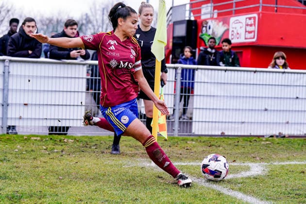 Switzerland AXA Women s Super League, Servette FC ChÃªnois FÃ minin vs BSC YB Women, Stade des Trois Chene, Chene Bourg Daina Bourma 3 Servette FC Chenois Feminin in action, on the ball Copyright: xDanielaxPorcellix