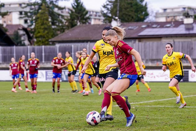 Switzerland AXA Women s Super League, Servette FC Chênois Feminin vs BSC YB Women, Stade des Trois Chene, Chene Bourg Anna Maria Therese Simonsson 17 Servette FC Chenois Feminin in action, on the ball Copyright: xDanielaxPorcellix