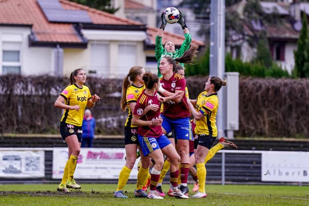 Switzerland AXA Women s Super League, Servette FC ChÃªnois FÃ minin vs BSC YB Women, Stade des Trois Chene, Chene Bourg Jara Ackermann 1 Young Boys holds a ball Copyright: xDanielaxPorcellix