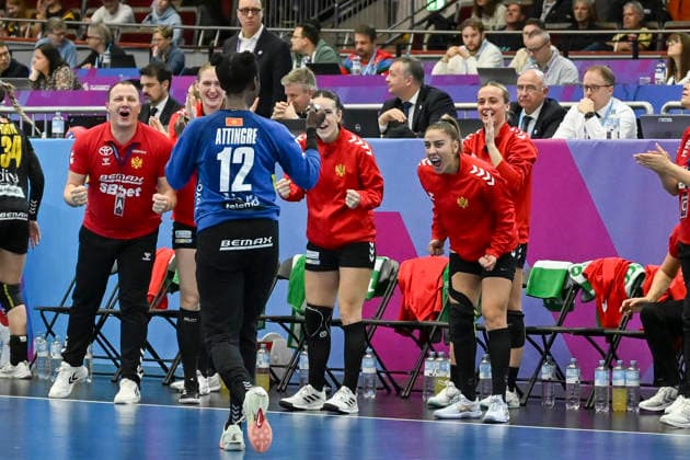 GER, Dortmund, 27th Wommens World Championship 2025, Main Round, Group II, 3 Round Round Montenegro MNE vs Serbia Serbia SRB 06 12 2025, Westfalenhalle, Dortmund, GER, Dortmund, 27th Wommens World Championship 2025, Main Round, Group II, 3 Round Round Montenegro MNE vs Serbia Serbia SRB , in the picture the bench of Montenegro is happy with Armelle Kelly ATTINGRE MNE 12 , about the held balls nordphotoxGmbHx xMeuter nph00351