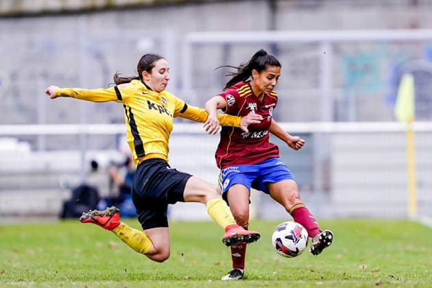 Switzerland AXA Women s Super League, Servette FC ChÃªnois FÃ minin vs BSC YB Women, Stade des Trois Chene, Chene Bourg Malaurie Granges 13 Young Boys, left in duel against Daina Bourma 3 Servette FC Chenois Feminin Copyright: xDanielaxPorcellix