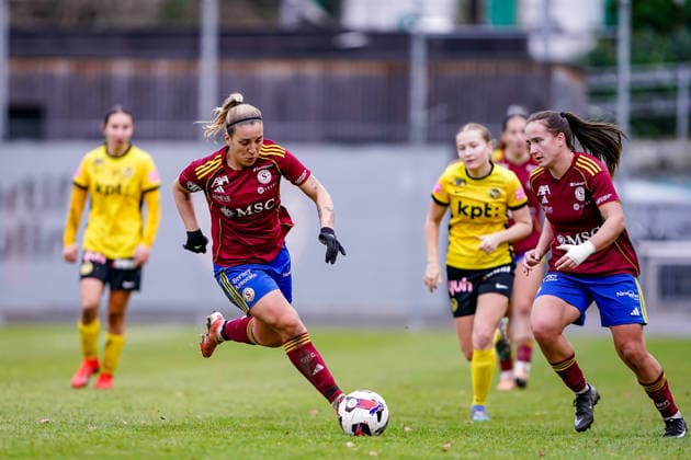 Switzerland AXA Women s Super League, Servette FC Chênois Feminin vs BSC YB Women, Stade des Trois Chene, Chene Bourg Gloria Marinelli 9 Servette FC Chenois Feminin in action, on the ball Copyright: xDanielaxPorcellix