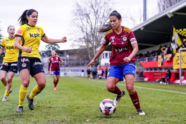 Switzerland AXA Women s Super League, Servette FC ChÃªnois FÃ minin vs BSC YB Women, Stade des Trois Chene, Chene Bourg Daina Bourma 3 Servette FC Chenois Feminin in action, on the ball Copyright: xDanielaxPorcellix