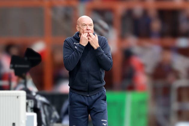 Bochum, Vonovia Ruhrstadion, 06 12 25, GER, Men, 2 Bundesliga, Season 2025 2026, VfL 1848 Bochum Arminia Bielefeld, Head coach Uwe Roesler VfL Bochum gesticulates, DFB DFL REGULATIONS PROHIBIT ANY USE OF PHOTOGRAPHS AS IMAGE SEQUENCES AND OR QUASI VIDEO Copyright: JoachimxBywaletz xJB-Sportfoto