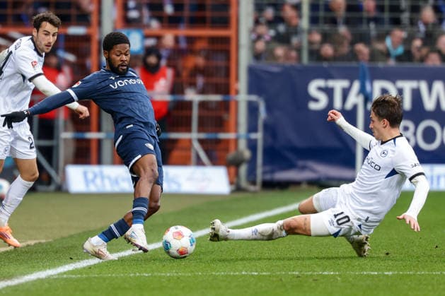 Bochum, Vonovia Ruhrstadion, 06 12 25, GER, Men, 2 Bundesliga, Season 2025 2026, VfL 1848 Bochum Arminia Bielefeld, Christopher Lannert Arminia Bielefeld , Moritz Broni Kwarteng VfL Bochum and Marvin Mehlem Arminia Bielefeld in a duel, DFB DFL REGULATIONS PROHIBIT ANY USE OF PHOTOGRAPHS AS IMAGE SEQUENCES AND OR QUASI VIDEO Copyright: JoachimxBywaletz xJB-Sportfoto