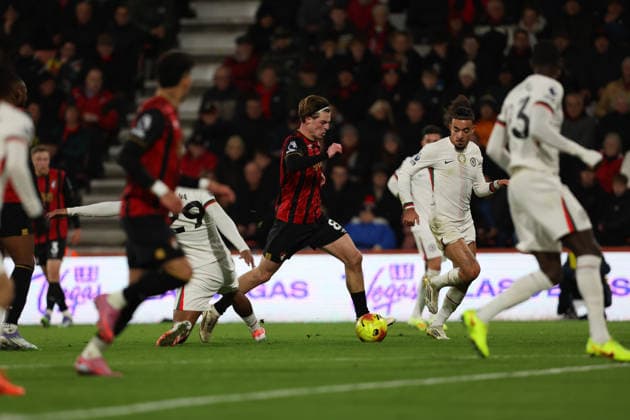 Football - 2025 2026 Premier League - AFC Bournemouth vs Chelsea - Vitality Stadium - Saturday 6th December 2025 Alex Scott of Bournemouth drives into the Chelsea penalty area during the Premier League match at the Vitality Stadium COLORSPORT Shaun Boggust 
