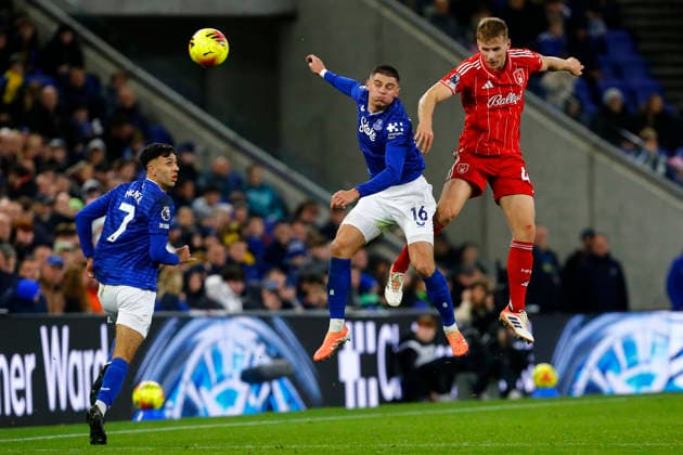Everton v Nottingham Forest, Liverpool, UK - 6 December 2025 Vitaliy Mykolenko of Everton battles for the ball with Zach Abbott of Nottingham Forest during the English Premier League Match between Everton and Nottingham Forest at Hill Dickinson Stadium on 6 December 2025 in Liverpool, England (Photo by Steve Taylor PPAUK) Bramley-Moore Dock Hill Dickinson Stadium Liverpool England Copyright: xStevexTaylor PPAUKx PPA-234580