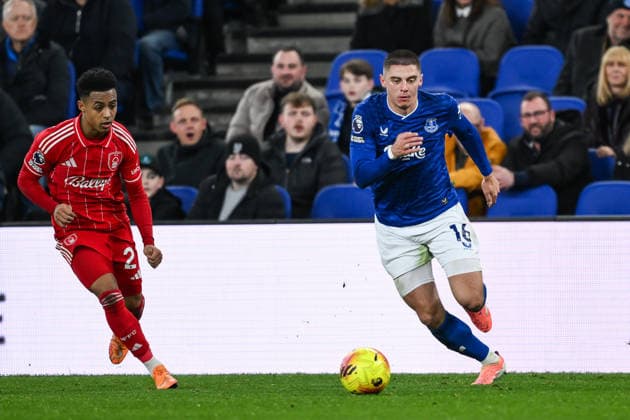 Liverpool, England, 6th December 2025. Vitalii Mykolenko of Everton makes a break with the ball during the Everton vs Nottingham Forest Premier League match at Hill Dickinson Stadium, Liverpool. Picture credit should read: Craig Thomas Sportimage EDITORIAL USE ONLY. No use with unauthorised audio, video, data, fixture lists, club league logos or live services. Online in-match use limited to 120 images, no video emulation. No use in betting, games or single club league player publications. SPI_058_CT_EVERTON_V_NOTTINGHAM_FOREST SPI-4353-0058