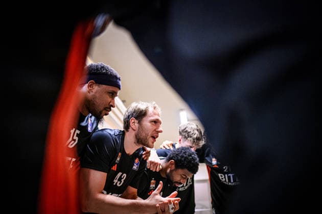 easycredit BBL Basketball Bundesliga 2025 2026 9 Matchday 06 12 2025 Science City Jena vs ratiopharm ulm center Christian Sengfelder Ulm swears in the team Sparkassen Arena