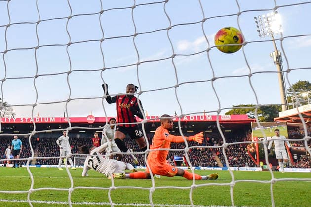 Bournemouth v Chelsea Premier League 06 12 2025. No Goal - Offside - Antoine Semenyo (24) of AFC Bournemouth beats Robert Sanchez (1) of Chelsea to score but the goal is ruled out for offside during the Premier League match between Bournemouth and Chelsea at the Vitality Stadium, Bournemouth, England on 6 December 2025. Bournemouth Vitality Stadium Dorset England Editorial use only DataCo restrictions apply See www.football-dataco.com , Copyright: xGrahamxHuntx PSI-23351-0131