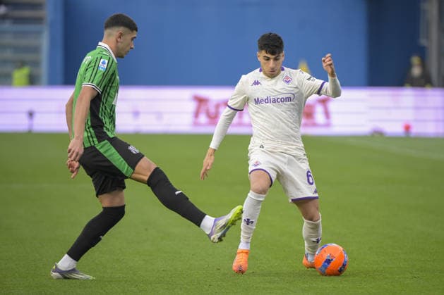 Fiorentina defender Fabiano Parisi in action against Sassuolo s defender during US Sassuolo vs ACF Fiorentina, Italian soccer Serie A match in Reggio Emilia, Italy, December 06 2025  Copyright: xJacopoxCane IPAxSportx xipa-agency.netx xx IPA_68830780 IPA_Agency_IPA68830780