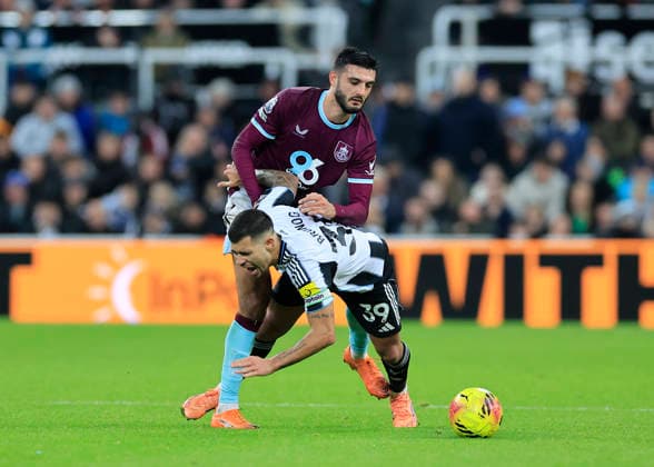 Newcastle United v Burnley Premier League Bruno Guimar‹es of Newcastle United is fouled by Armando Broja of Burnley during the Premier League match at St. James s Park, Newcastle 06 12 2025 UK Newspapers OUT Copyright: xFredxPalmerx FIL-22605-0101