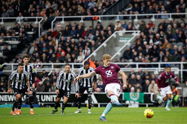 Newcastle United v Burnley Premier League 06 12 2025. Zian Flemming of Burnley scores his sides first goal of the match from the penalty spot 2-1 during the Premier League match between Newcastle United and Burnley at St. James s Park, Newcastle, England on 6 December 2025. Newcastle St. James s Park Tyne and Wear England Editorial use only DataCo restrictions apply See www.football-dataco.com , Copyright: xCraigxCowanx PSI-23345-0070