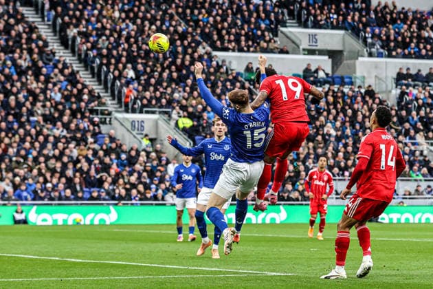 Premier League Everton v Nottingham Forest Igor Jesus of Nottingham Forest heads on goal during the Premier League match Everton vs Nottingham Forest at Hill Dickinson Stadium, Liverpool, United Kingdom, 6th December 2025 (Photo by Alfie Cosgrove News Images) Liverpool Hill Dickinson Stadium Merseyside United Kingdom Copyright: xAlfiexCosgrove NewsxImagesx