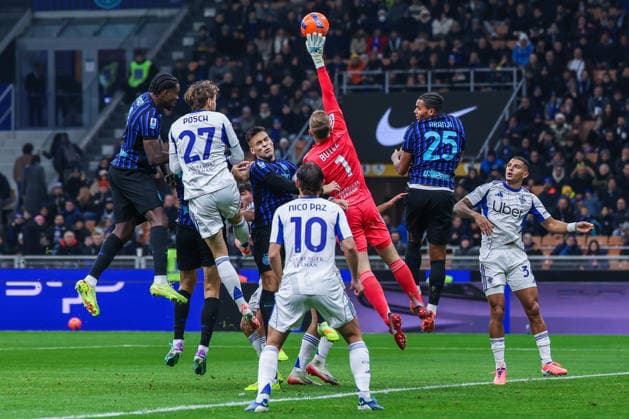 FC Internazionale vs Como 1907 Serie A 2025 26 06 12 2025 Jean Jules Michel Butez of Como 1907 seen in action during Serie A 2025 26 football match between FC Internazionale and Como 1907 at San Siro Stadium in Milan Copyright: xBEAUTIFULxSPORTS Carabellix