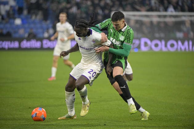 Fiorentina s striker Moise Kean in actions againsta Sassuolo s defender during US Sassuolo vs ACF Fiorentina, Italian soccer Serie A match in Reggio Emilia, Italy, December 06 2025  Copyright: xJacopoxCane IPAxSportx xipa-agency.netx xx IPA_68831778 IPA_Agency_IPA68831778