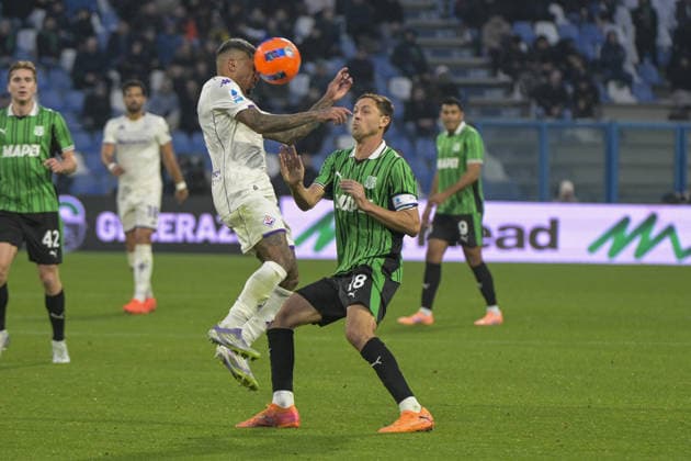 Fiorentina s defender Domilson Dodoo in action against Sassuolo s Nemanja Matic during US Sassuolo vs ACF Fiorentina, Italian soccer Serie A match in Reggio Emilia, Italy, December 06 2025  Copyright: xJacopoxCane IPAxSportx xipa-agency.netx xx IPA_68831813 IPA_Agency_IPA68831813