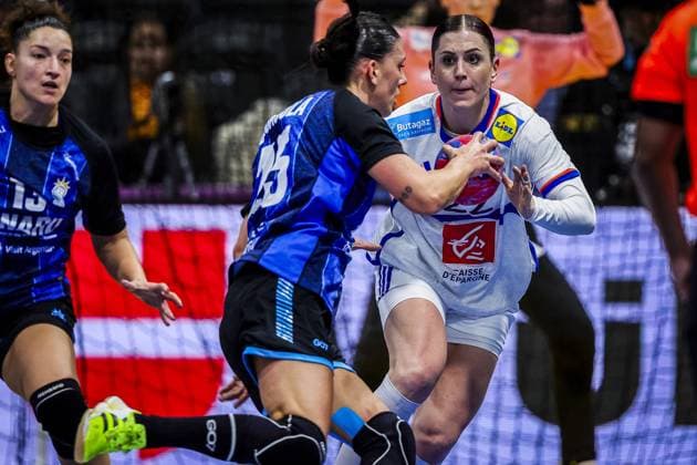 ROTTERDAM , 06-12-2025 , Rotterdam Ahoy , Womens World Championship, WM, Weltmeisterschaft Handball 2025 , match between Argentina and France , picture shows Argentina player Micaela Joana Casasola and France player Tamara Horacek Argentina - France (women)  x32378874x Copyright: