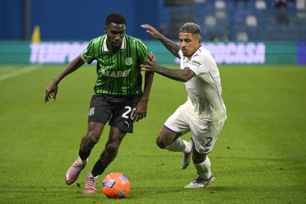 Fiorentina s defender Domilson Dodoo in action against Sassuolo s Alieu Fadera during US Sassuolo vs ACF Fiorentina, Italian soccer Serie A match in Reggio Emilia, Italy, December 06 2025  Copyright: xJacopoxCane IPAxSportx xipa-agency.netx xx IPA_68831855 IPA_Agency_IPA68831855