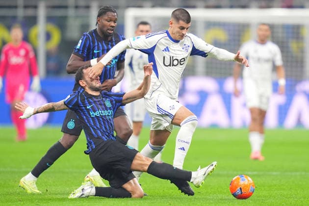 Inter Milan s Hakan Calhanoglu fights for the ball with Como™s Alvaro Morata during the Serie A soccer match between Inter and Como at the San Siro Stadium in Milan , north Italy - Saturday , December 06 , 2025. - Soccer .  Copyright: xSpada LaPressex