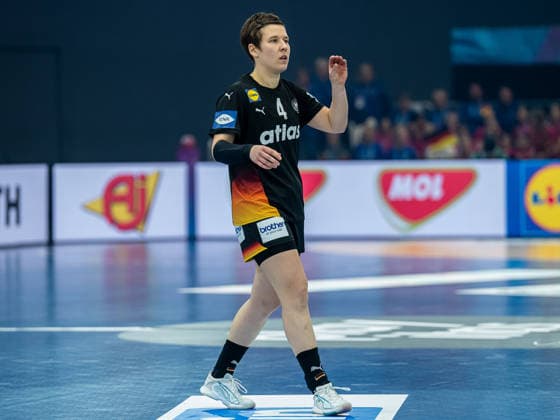 Alina Grijseels Germany, 04 indicates the move, Spain vs Germany, handball, world championship, women, 2025 2026 season, 06 12 2025, Spain vs Germany, handball, world championship, women, 2025 2026 season, 06 12 2025 Dortmund Copyright: xEibner-Pressefoto MichaelxSchmidx EP_MST