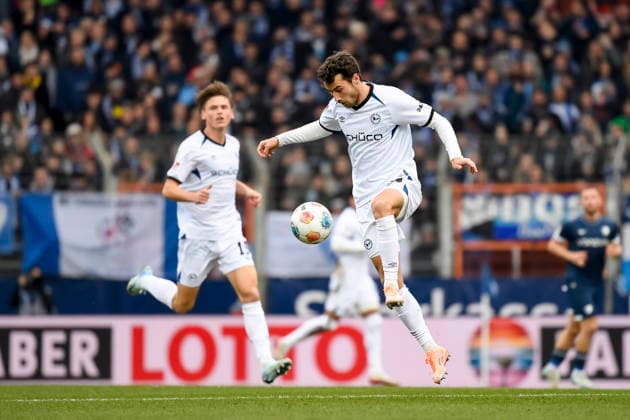 Christopher Lannert Arminia Bielefeld controls the ball during the 2 Bundesliga match between VfL Bochum and Arminia Bielefeld, Vonovia Ruhrstadion on 06 December 2025 in Bochum, Germany Photo by Max Maiwald DeFodi Images Christopher Lannert Arminia Bielefeld controls the ball during the 2 Bundesliga match between VfL Bochum and Arminia Bielefeld at Vonovia Ruhrstadion on December 6, 2025 in Bochum, Germany Photo by Max Maiwald DeFodi Images DFB DFL REGULATIONS PROHIBIT ANY USE OF PHOTOGRAPHS AS IMAGE SEQUENCES AND OR QUASI VIDEO Photo by Max Maiwald DeFodi Images