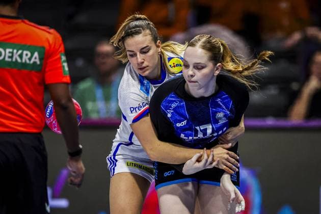 ROTTERDAM , 06-12-2025 , Rotterdam Ahoy , Womens World Championship, WM, Weltmeisterschaft Handball 2025 , match between Argentina and France , picture shows Argentina player Malena Cavo and France player Clarisse Mairot Argentina - France (women)  x32378896x Copyright: