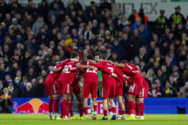 Football - FA Premier League - Leeds United FC v Liverpool FC LEEDS, ENGLAND - Saturday, December 6, 2025: Liverpool s players form a pre-match huddle before the FA Premier League match between Leeds United FC and Liverpool FC at Elland Road. (Photo by David Rawcliffe Propaganda) LEEDS Elland Road YORKSHIRE ENGLAND  Copyright: xDavidxRawcliffex P2025-12-06-Leeds_Liverpool-51