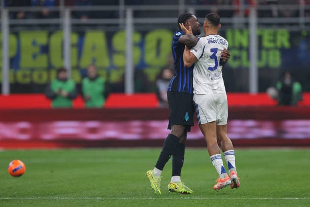 Milan, Italy, 6th December 2025. Diego Carlos of Como 1907 wrestles with Marcus Thuram of FC Internazionale during the Internazionale vs Como 1907 Serie A match at Giuseppe Meazza, Milan. Picture credit should read: Jonathan Moscrop Sportimage EDITORIAL USE ONLY. No use with unauthorised audio, video, data, fixture lists, club league logos or live services. Online in-match use limited to 120 images, no video emulation. No use in betting, games or single club league player publications. SPI_026_JM_INTER_COMO SPI-4322-0026