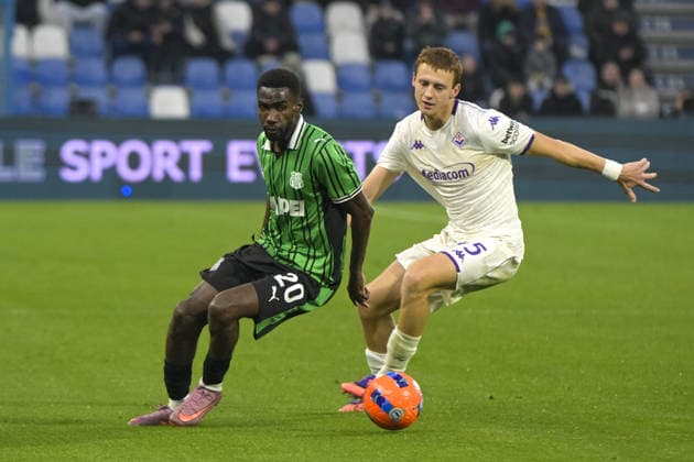 Sassuolo s Alieu Fadera in action against Fiorentina s defender Pietro Comuzzo during US Sassuolo vs ACF Fiorentina, Italian soccer Serie A match in Reggio Emilia, Italy, December 06 2025  Copyright: xJacopoxCane IPAxSportx xipa-agency.netx xx IPA_68831824 IPA_Agency_IPA68831824