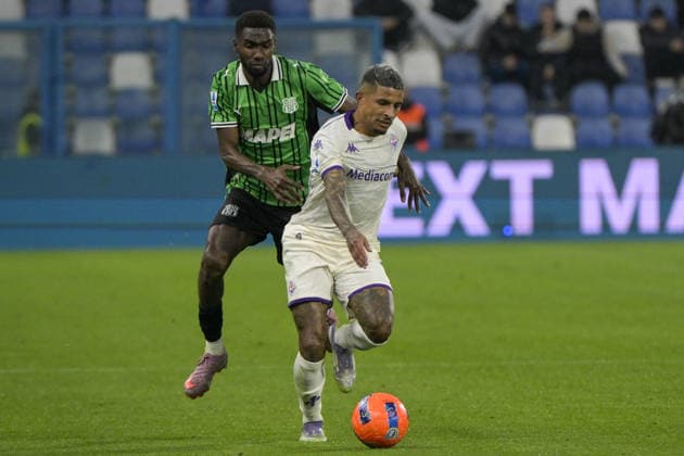 Fiorentina s defender Domilson Dodoo in action against Sassuolo s Alieu Fadera during US Sassuolo vs ACF Fiorentina, Italian soccer Serie A match in Reggio Emilia, Italy, December 06 2025  Copyright: xJacopoxCane IPAxSportx xipa-agency.netx xx IPA_68831874 IPA_Agency_IPA68831874