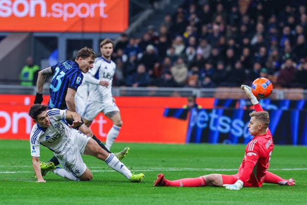 Nicolo Barella of FC Internazionale seen in action during Serie A 2025 26 football match between FC Internazionale and Como 1907 at San Siro Stadium in Milan  Copyright: xFabrizioxCarabelli IPAxSportx xipa-agency.netx xx IPA_68832567 IPA_Agency_IPA68832567