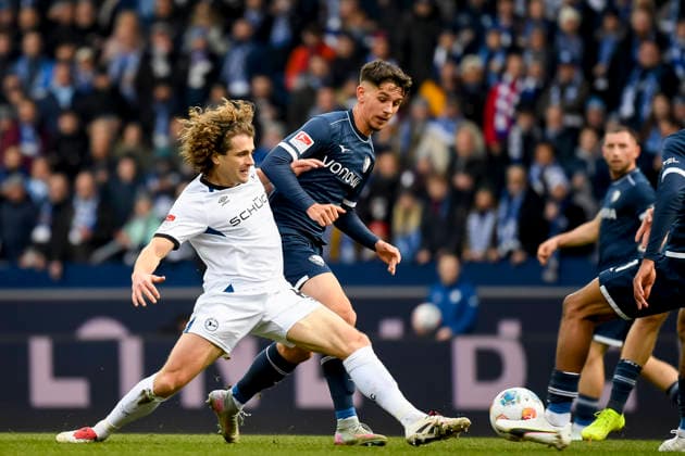 Cajetan Lenz VfL Bochum and Mael Corboz Arminia Bielefeld battle for the ball during the 2 Bundesliga match between VfL Bochum and Arminia Bielefeld, Vonovia Ruhrstadion on December 06, 2025 in Bochum, Germany, Germany Photo by Max Maiwald DeFodi Images Cajetan Lenz VfL Bochum and Mael Corboz Arminia Bielefeld battle for the ball during the 2 Bundesliga match between VfL Bochum and Arminia Bielefeld at Vonovia Ruhrstadion on December 6, 2025 in Bochum, Germany Photo by Max Maiwald DeFodi Images DFB DFL REGULATIONS PROHIBIT ANY USE OF PHOTOGRAPHS AS IMAGE SEQUENCES AND OR QUASI VIDEO Photo by Max Maiwald DeFodi Images