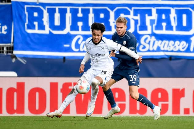 Monju Momuluh Arminia Bielefeld and Leandro Morgalla VfL Bochum battle for the ball during the 2 Bundesliga match between VfL Bochum and Arminia Bielefeld, Vonovia Ruhrstadion on December 06, 2025 in Bochum, Germany, Germany Photo by Max Maiwald DeFodi Images Monju Momuluh Arminia Bielefeld and Leandro Morgalla VfL Bochum battle for the ball during the 2 Bundesliga match between VfL Bochum and Arminia Bielefeld at Vonovia Ruhrstadion on December 6, 2025 in Bochum, Germany Photo by Max Maiwald DeFodi Images DFB DFL REGULATIONS PROHIBIT ANY USE OF PHOTOGRAPHS AS IMAGE SEQUENCES AND OR QUASI VIDEO Photo by Max Maiwald DeFodi Images