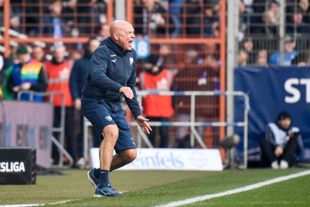 Coach Uwe Roesler VfL Bochum gestures during the 2 Bundesliga match between VfL Bochum and Arminia Bielefeld, Vonovia Ruhrstadion on December 06, 2025 in Bochum, Germany Photo by Max Maiwald DeFodi Images Trainer Uwe Roesler VfL Bochum gestures during the 2 Bundesliga match between VfL Bochum and Arminia Bielefeld at Vonovia Ruhrstadion on December 6, 2025 in Bochum, Germany Photo by Max Maiwald DeFodi Images DFB DFL REGULATIONS PROHIBIT ANY USE OF PHOTOGRAPHS AS IMAGE SEQUENCES AND OR QUASI VIDEO Photo by Max Maiwald DeFodi Images