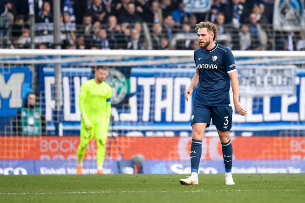 Philipp Strompf VfL Bochum looks on during the 2 Bundesliga match between VfL Bochum and Arminia Bielefeld, Vonovia Ruhrstadion on December 06, 2025 in Bochum, Germany Photo by Max Maiwald DeFodi Images Philipp Strompf VfL Bochum looks on during the 2 Bundesliga match between VfL Bochum and Arminia Bielefeld at Vonovia Ruhrstadion on December 6, 2025 in Bochum, Germany Photo by Max Maiwald DeFodi Images DFB DFL REGULATIONS PROHIBIT ANY USE OF PHOTOGRAPHS AS IMAGE SEQUENCES AND OR QUASI VIDEO Photo by Max Maiwald DeFodi Images