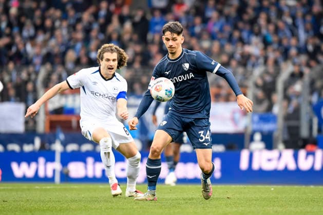 Mael Corboz Arminia Bielefeld and Cajetan Lenz VfL Bochum battle for the ball during the 2 Bundesliga match between VfL Bochum and Arminia Bielefeld, Vonovia Ruhrstadion on December 06, 2025 in Bochum, Germany, Germany Photo by Max Maiwald DeFodi Images Mael Corboz Arminia Bielefeld and Cajetan Lenz VfL Bochum battle for the ball during the 2 Bundesliga match between VfL Bochum and Arminia Bielefeld at Vonovia Ruhrstadion on December 6, 2025 in Bochum, Germany Photo by Max Maiwald DeFodi Images DFB DFL REGULATIONS PROHIBIT ANY USE OF PHOTOGRAPHS AS IMAGE SEQUENCES AND OR QUASI VIDEO Photo by Max Maiwald DeFodi Images